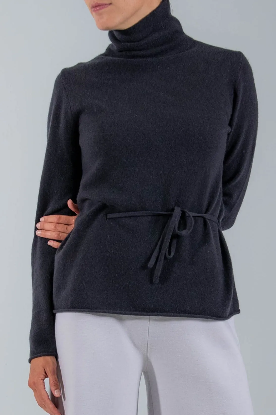 CASHMERE BELTED TURTLENECK